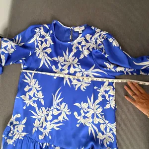 Alexis Floral Satin Mini Dress Large Blue White Long Sleeve No belt thumbnail 4