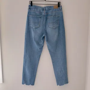 American Eagle Outfitters Light Blue Raw Hem Mom Jeans Women’s Size 8 thumbnail 5