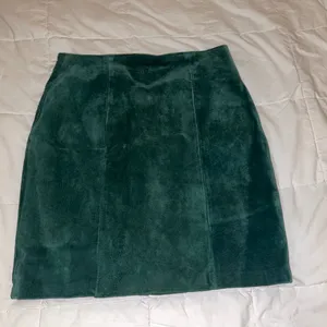 Vintage Elegant Green Suede Skirt by Lear’s Size 12 thumbnail 2