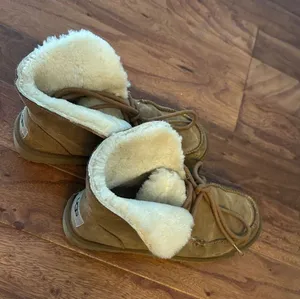 UGG‎ Diara Slip-On Loafer Walking Boots Size 7 thumbnail 1