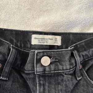 Abercrombie Ultra High Rise 90s Straight Jean Black thumbnail 3