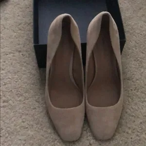 NWB nude suede chunky heel pump sz9.5 banana thumbnail 2
