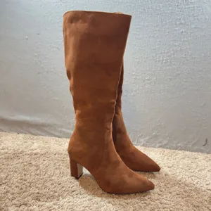 1411 | Modatope‎ VIUGJNEX Cognac Faux Suede Block Heel Pointed Toe Boots 9W thumbnail 2