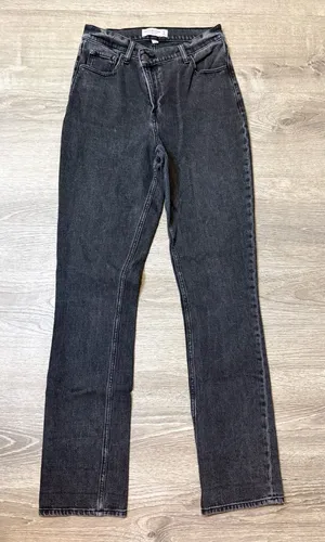 •Abercrombie & Fitch• Ultra High Rise 90s Slim Straight Jeans thumbnail 1