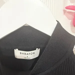 Aritzia Babaton Black Modern Minimalist Halter Sculpt Fit Ribbed Clean Girl Small Top thumbnail 3