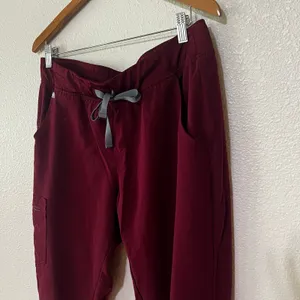 Figs Zamora Jogger Scrub Pants in burgundy WOMENS LARGE TALL thumbnail 2