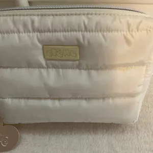 etäme Quilted Cream Cosmetic Pouch - Soft Travel Makeup Case thumbnail 2