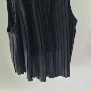 Nasty Gal Mock Neck Pleated Sleeveless Blouse Size M thumbnail 5