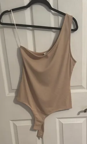 LE LIS Tan One-Shoulder Asymmetrical Bodysuit thumbnail 1
