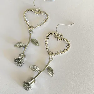 goth rose & thorn heart dangle earrings✨ thumbnail 3