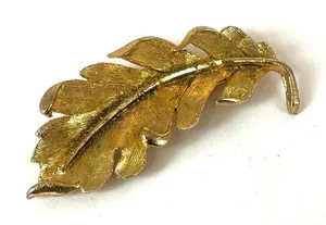 Gold tone vintage leaf brooch Gold thumbnail 1
