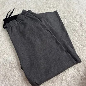 Lululemon Womens On The Fly 7/8 Gray Pants Sz 12 Travel Casual Preppy Sportswear thumbnail 1