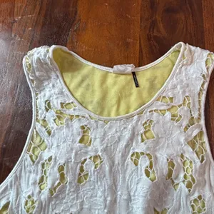 Akemi + Kin Anthropologie White Lace Yellow Lined High-Low Tank Top Large thumbnail 9