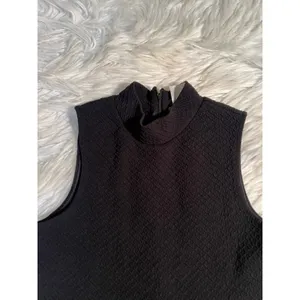 inTu. Women's Size Small Sleeveless Mock Neck Top Black Textured Zip Back TW2908 thumbnail 2