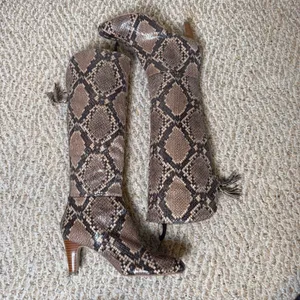 Bandolino Indie Snakeskin Print Knee High Boots Black Brown Tassel Back Zip 6.5M thumbnail 2