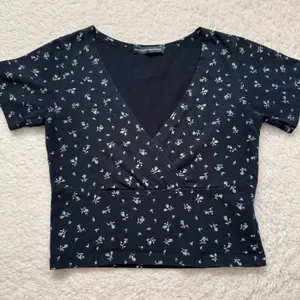 Brandy Melville blue floral crop top thumbnail 2