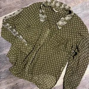 Free people size xs Green button up long‎ sleeve blouse with paisley design thumbnail 1