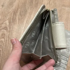 ADRIENNE VITTADINI |‎ Woman's Off White Pebble Leather Bifold Clutch Wallet thumbnail 5