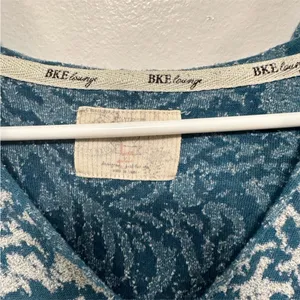 BKE lounge buckle Elegant Blue Floral Long Sleeve hoodie sweater Top! thumbnail 3