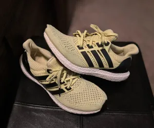 Adidas Womens Sz 9.5 Ultraboost thumbnail 1