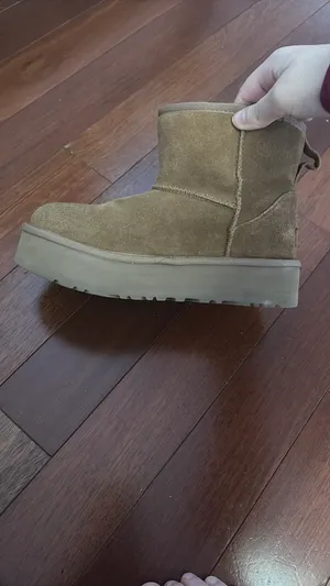 UGG Boots Women’s 5 thumbnail 5