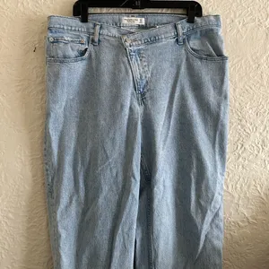 Abercrombie and Fitch Asymmetrical Fly 90s Straight Ultra High Rise Jeans SHORT thumbnail 2