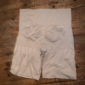 Spanx nude shapewear high waisted L everyday shaping shorts thumbnail 2