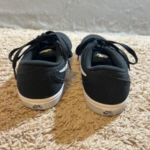 969 |‎ Nike SB Check Solarsoft Canvas Skate Shoes Black White Womens 9 thumbnail 4