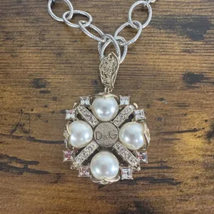 Dolce & Gabbana D&G Gold Tone Pearl Flower Rhinestone Pendant Chain Necklace New thumbnail 3