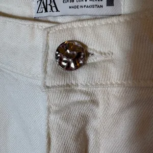 Zara White Denim High‎ Rise Mom Jean Size 6 thumbnail 4