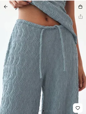 Flowing pants with an elastic waistband and textured thumbnail 4