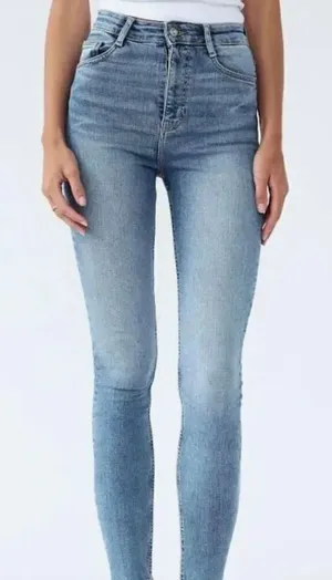 Zara high rise medium wash raw hem skinny jean 6 thumbnail 1