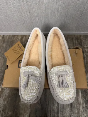 BearPaw Women’s Cream Tassel Moccasin Slipper Size 9 thumbnail 2