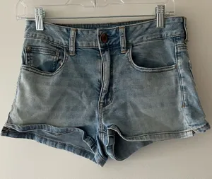 American Eagle Hi‎ Rise Shortie Light Wash Size 6 - Super Super Stretch thumbnail 1