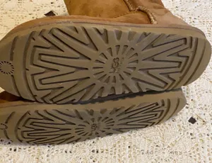 Women’s UGG short classic boots size 6 chestnut tan light brown Good condition thumbnail 7