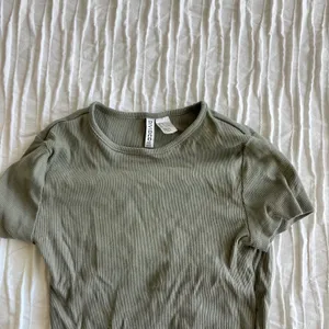 Basic Tshirt thumbnail 2