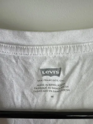 Levi's White Tee with Red Logo Graphic / AA86 thumbnail 3