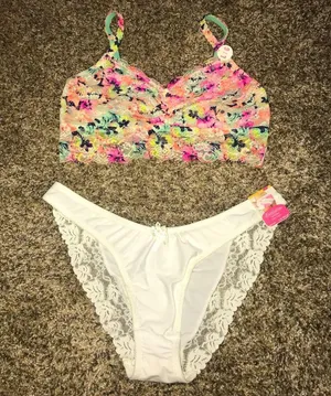 PINK - Victoria's Secret NWT-bra thumbnail 1