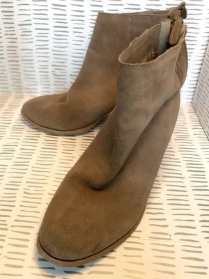 Urban Outfitters Women‎ Taupe Suede Block Heel Ankle Boots Size 9 Back Zip Boho thumbnail 1