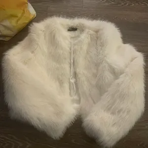 VICI NWT Hot List Faux Fur Jacket - Ivory. Size Small thumbnail 3