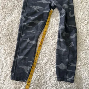 Athleta Ultimate Stash Pocket 7/8 Leggings Gray Camo Activewear Small thumbnail 8