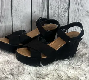 American Eagle black platform sandals – stylish and super comfy! Size 7.5, brand new, never worn. thumbnail 1