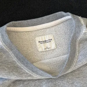 Abercrombie & Fitch Colorblock Crew Neck Sweater thumbnail 2