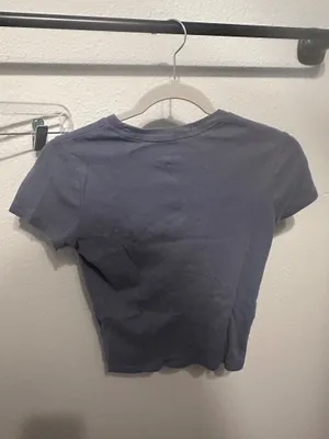 small hollister tee thumbnail 3