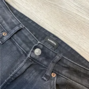 •EXPRESS• MID RISE BOYFRIEND JEANS thumbnail 4