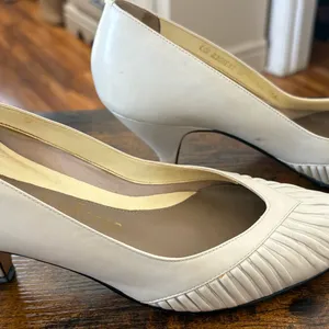 Fanfares Elegant Cream Pumps Size 7 thumbnail 1