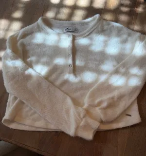 Hollister Fuzzy Cropped cream sweater thumbnail 1