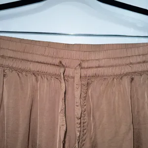 Aerie Champagne Tan Satin Elastic Waist Pull On Wide Leg Cargo Pants Size Medium thumbnail 4