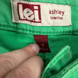 LEI Ashley Low Rise Denim Shorts Kelly Green Frayed Hem Size 7 Regular Y2K thumbnail 2