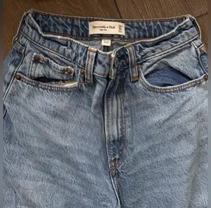 Abercrombie High-Rise Taper Curve Love Jeans thumbnail 2
